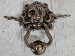 LEEUW MET SLANG IN ZIJN BEK / DEURKLOPPER / GIETIJZER