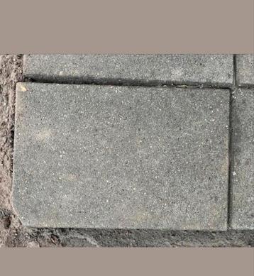 Gezocht gratis betontegels 60 x 40 x4 beschikbaar voor biedingen
