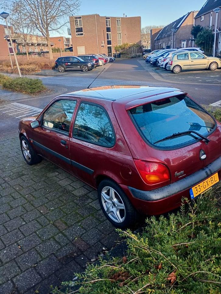 Ford Fiesta - Rijdt en schakelt goed - APK verlopen, Auto-onderdelen, Overige Auto-onderdelen, Ophalen of Verzenden