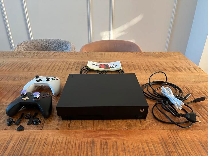 Xbox One X 1TB + Scuf Controller + Extra Controller, Spelcomputers en Games, Spelcomputers | Xbox One, Gebruikt, Xbox One X, 1 TB