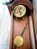 Antieke Wandklok met rijk gegraveerde messing onderdelen, Antiek en Kunst, Antiek | Klokken, Ophalen of Verzenden