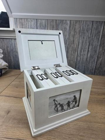 Fotodoos / Bewaardoos met fotolijstjes beschikbaar voor biedingen
