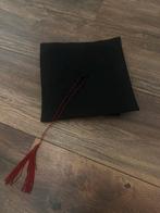 Studenten hoed met rode kwast - geslaagd, Hobby en Vrije tijd, Ophalen of Verzenden, Nieuw, Hoed of Pruik, Overige