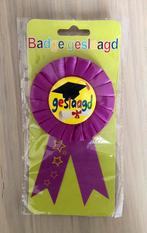 Geslaagd badge - kleur paars, Ophalen of Verzenden, Nieuw, Feestartikel, Overige
