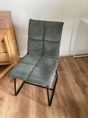 Set van 2 Moderne Eetkamerstoelen (Ribstof & Metalen Poten) beschikbaar voor biedingen