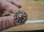 mooie echt zilveren antieke broche zeeuwse knop mooie staat, Gebruikt, Minder dan 4 cm, Ophalen of Verzenden, Zilver