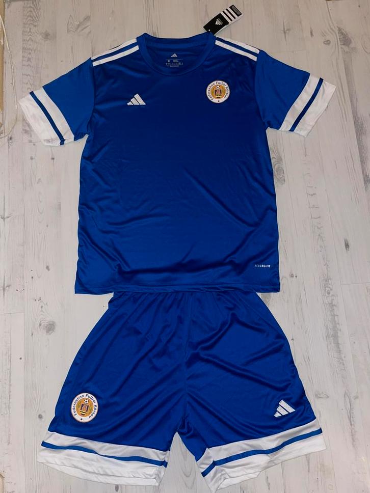 Adidas Curaçao Thuis Shirt + Short – Maat M (Slim Fit), Sport en Fitness, Voetbal, Nieuw, Shirt, Ophalen of Verzenden