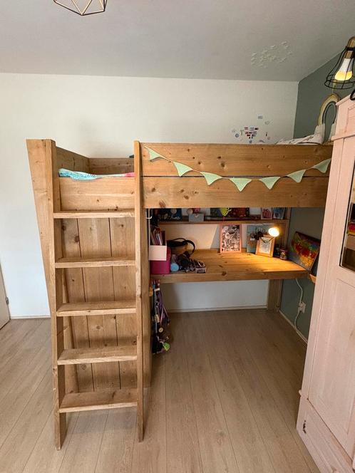 Steigerhouten hoogslaper met kast en bureau eronder, Kinderen en Baby's, Kinderkamer | Stapelbedden en Hoogslapers, Gebruikt, Hoogslaper