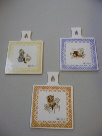 Keramiek onderzetters/muurdecoratie.Jaren 70.MissPetticoat beschikbaar voor biedingen