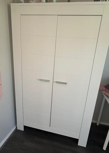 Klerenkast & commode beschikbaar voor biedingen