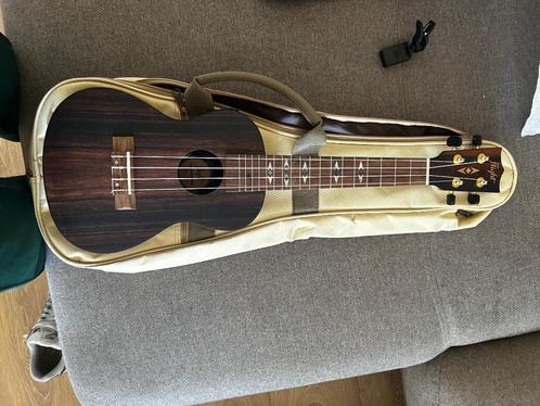 ukulele flight duc460 EQ amara of  Baritone dub38 eq mah, Muziek en Instrumenten, Snaarinstrumenten | Gitaren | Elektrisch, Zo goed als nieuw