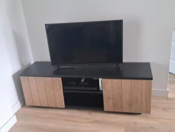 Massief Eiken TV-kast met Zwarte Accenten beschikbaar voor biedingen