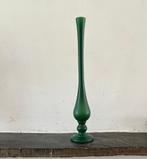 Groene glazen vaas, Huis en Inrichting, Woonaccessoires | Vazen, Ophalen of Verzenden, Minder dan 50 cm, Groen, Glas