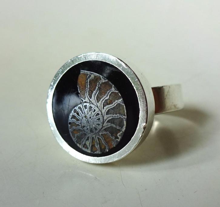 Jaren '60 / '70 zilveren ring: ammoniet fossiel, Sieraden, Tassen en Uiterlijk, Antieke sieraden, Ring, Zilver, Ophalen of Verzenden