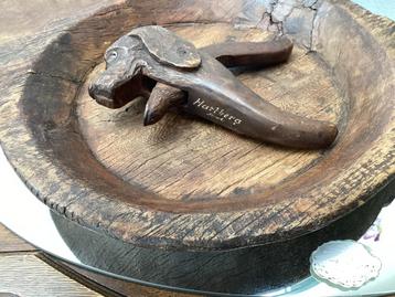 Houten Schaal met Notenkraker Hond - Antiek Woonaccessoires  beschikbaar voor biedingen