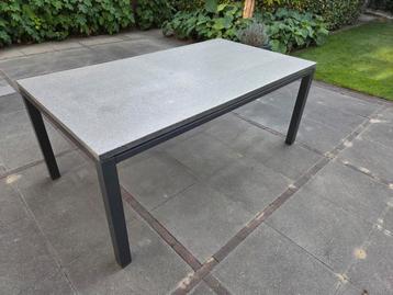 Antraciet tuintafel met stenen blad beschikbaar voor biedingen