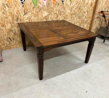 Sterke tafel beschikbaar voor biedingen