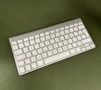 Apple qwerty toetsenbord (oud model), Computers en Software, Toetsenborden, Ophalen of Verzenden, Qwerty, Gebruikt, Draadloos