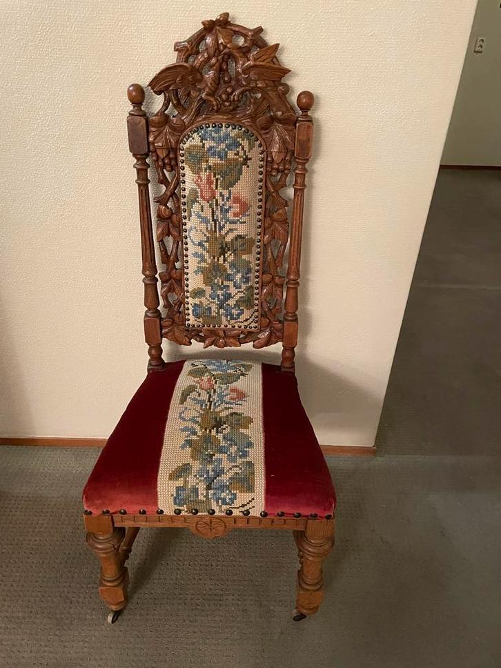 Antieke houten stoel met borduurwerk, Antiek en Kunst, Antiek | Meubels | Stoelen en Banken, Ophalen