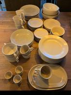 Servies crèmekleurig, heel veel items., Ophalen, Gebruikt, Effen, Aardewerk