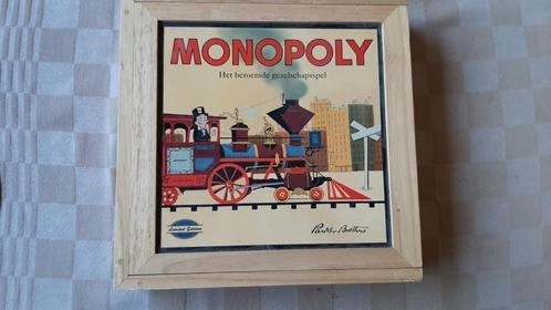 bordspel Monopoly houten koffer Monopolie 2003 Parker, Hobby en Vrije tijd, Gezelschapsspellen | Bordspellen, Nieuw, Een of twee spelers
