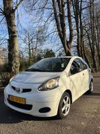 Toyota Aygo 1.0 12V Vvt-i 5DRS 2011 Cool White, Auto's, Toyota, Voorwielaandrijving, Euro 5, Stof, Zwart
