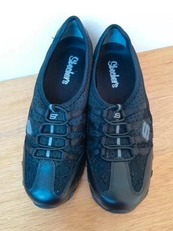 Leather and textile slip-on sports shoes by skechers.Size 36 beschikbaar voor biedingen