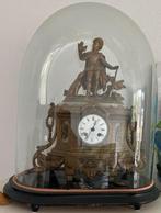 Antieke pendule met glazen stolp, Ophalen