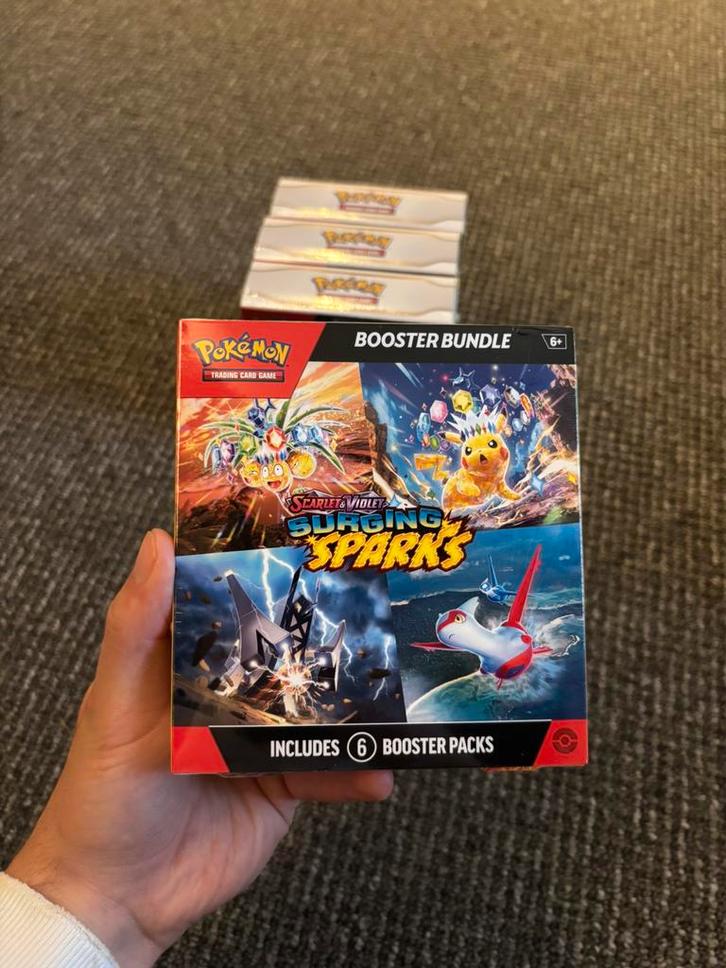 Surging Sparks Booster Bundle, Spelcomputers en Games, Games | Nintendo NES, Zo goed als nieuw, Avontuur en Actie, 1 speler, Vanaf 3 jaar