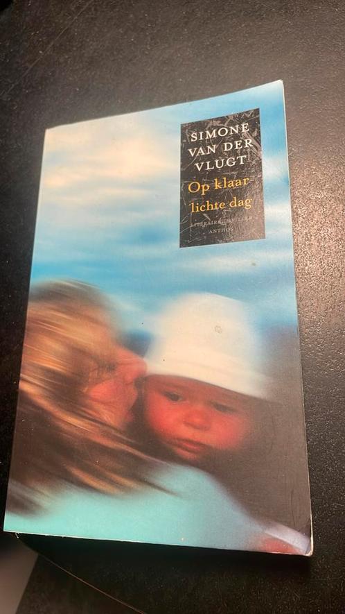 Simone van der Vlugt - Op klaarlichte dag, Boeken, Thrillers, Zo goed als nieuw, Nederland, Ophalen of Verzenden