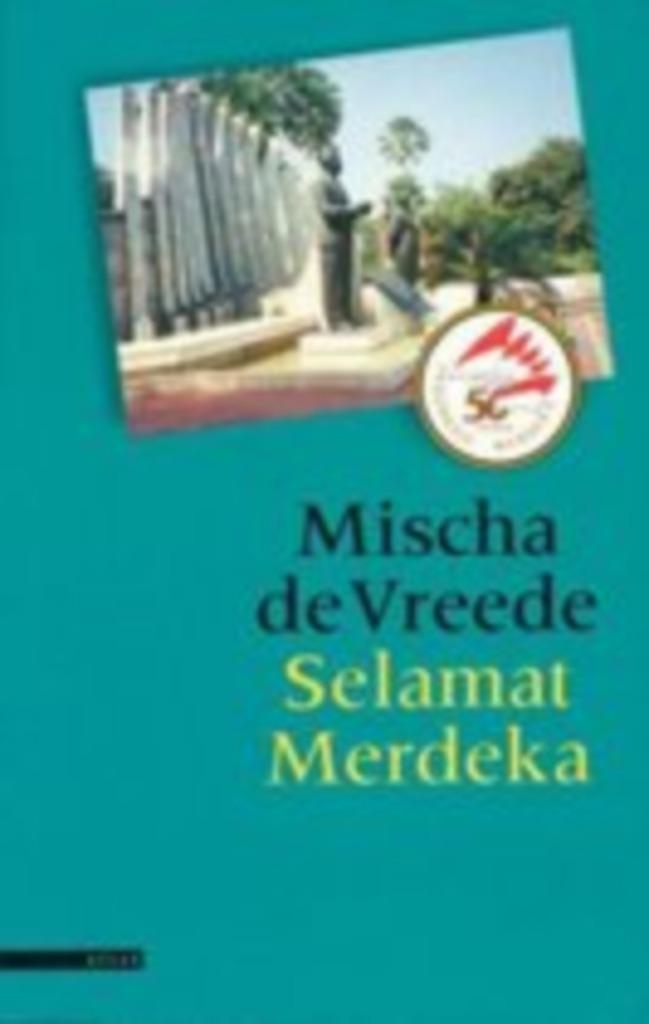Mischa de Vreede - Selamat Merdeka, Boeken, Romans, Zo goed als nieuw, Ophalen of Verzenden