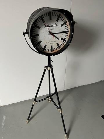 Zgan industriële staande klok 116 cm hoog beschikbaar voor biedingen