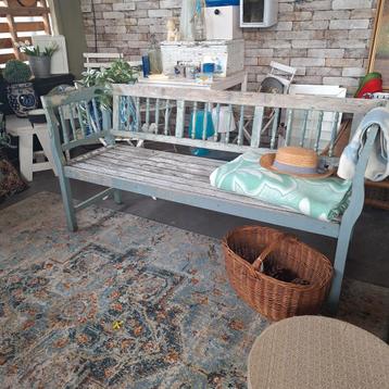 Brocante sleetse shabby bank beschikbaar voor biedingen