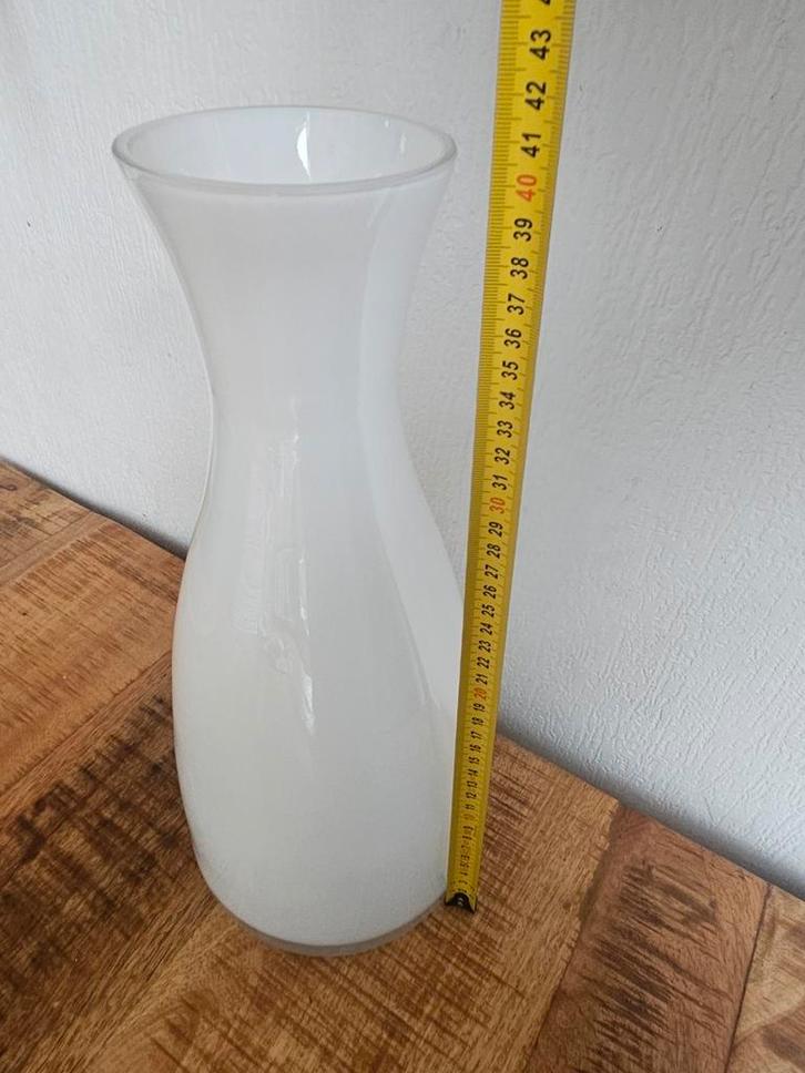 Grote witte vaas - Stijlvol en elegant, Huis en Inrichting, Woonaccessoires | Vazen, Ophalen of Verzenden