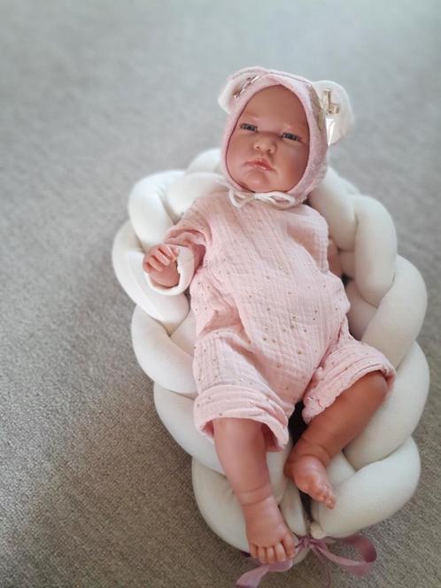 M.Llorens meisjes pop in mandje, Kinderen en Baby's, Speelgoed | Poppen, Zo goed als nieuw, Babypop, Ophalen of Verzenden