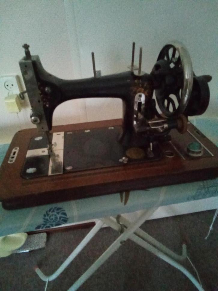 Mooie oude hand naaimachine met beschermkap. Wilhelmina., Antiek en Kunst, Antiek | Naaimachines, Ophalen