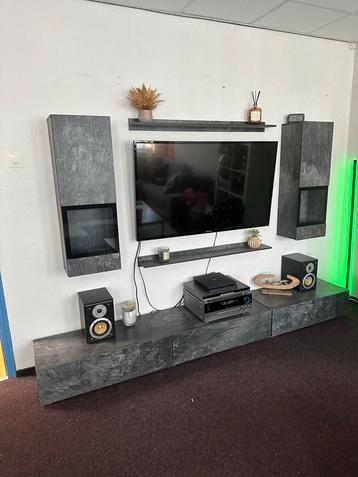 Tv kast hout grijs look met tv sterio salontafel beschikbaar voor biedingen