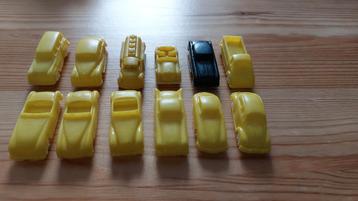 Auto set 12 stuks jaren 50 geel plastic beschikbaar voor biedingen