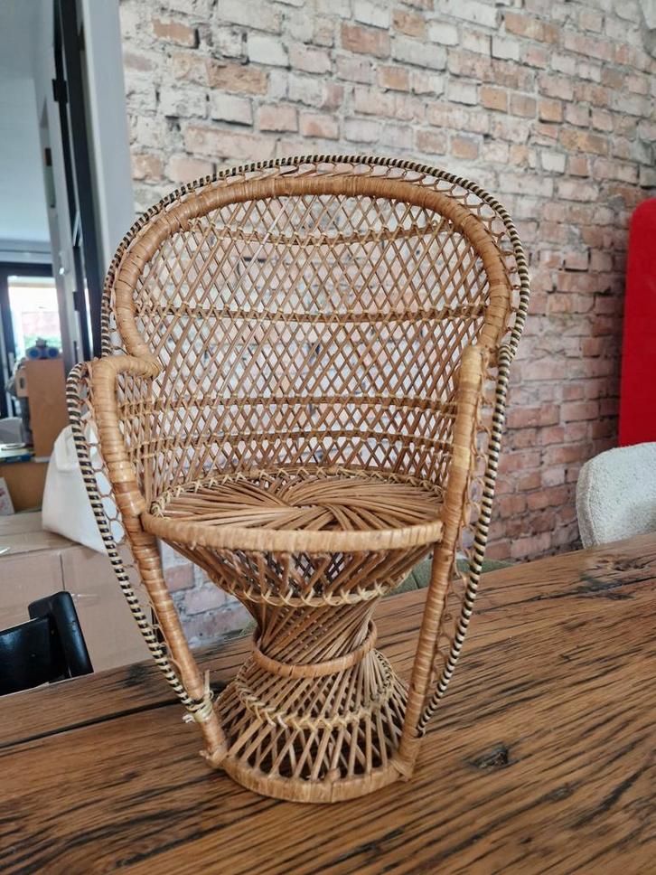 Vintage Rotan Poppenstoel - Miniatuur Peacock Stoel, Antiek en Kunst, Antiek | Meubels | Stoelen en Banken, Ophalen of Verzenden