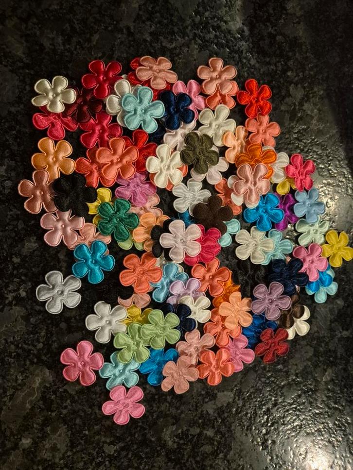 100 Bloemetjes Applicaties - 2.5cm, Hobby en Vrije tijd, Kledingapplicaties en Hotfix, Nieuw, Overige applicaties, Ophalen of Verzenden