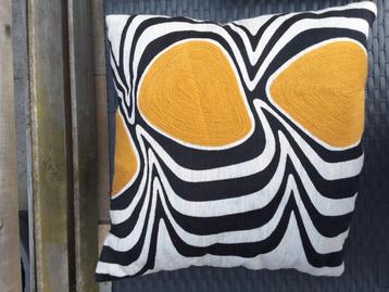 3 kussens , zwart,wit,  okergeel beschikbaar voor biedingen