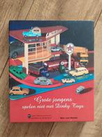 Grote jongens spelen niet met Dinky Toys, Boeken, Ophalen of Verzenden, Zo goed als nieuw, Algemeen