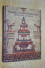 From The Land Of The Thunder Dragon Textile Arts Of Bhutan, Boeken, Gelezen, Ophalen of Verzenden