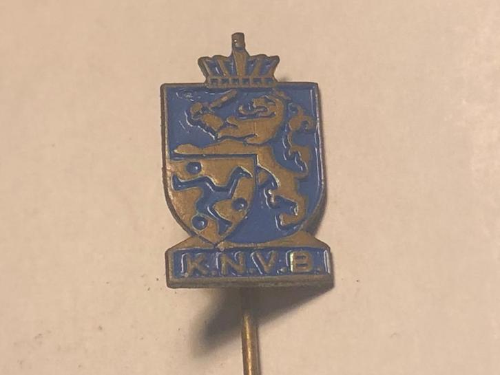 Metalen KNVB KON. NED.VOETBALBOND Speld (Blauw/Messingkleur), Verzamelen, Speldjes, Pins en Buttons, Zo goed als nieuw, Speldje of Pin