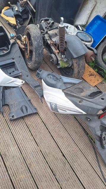 Heel veel scooter/brommer onderdelen. beschikbaar voor biedingen