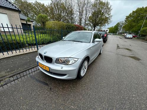 Bmw 1 serie 118i 2009 3DR AUTOMAAT / panoramadak!, Auto's, BMW, Bedrijf, 1-Serie, Benzine, Euro 5, Hatchback, Automaat, Zilver of Grijs