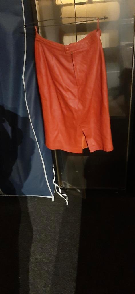 Rode leren rok - Maat M met bijbehorend jack, Kleding | Dames, Rokken, Gedragen, Maat 38/40 (M), Rood, Knielengte, Ophalen of Verzenden