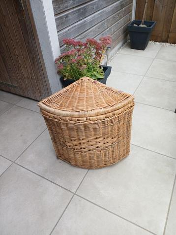 Rotan Opbergmand met Deksel beschikbaar voor biedingen