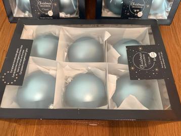 Drie sets aquablauwe kerstballen van Decorations by Decoris beschikbaar voor biedingen