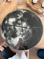 Karlsson Maan Klok - 60cm Diameter, Ophalen, Zo goed als nieuw, Analoog, Wandklok